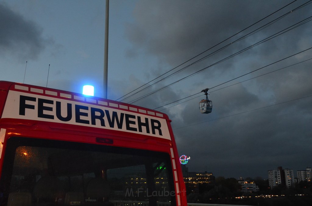 Einsatz BF Hoehenretter Koelner Seilbahn Hoehe Zoobruecke P2269.JPG